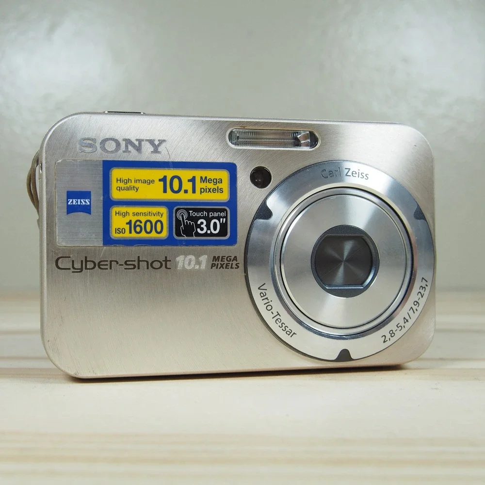 Sony CyberShot DSC-N2 10.1MP Digital Camera Bundle Silver w/Charger +‎ Battery